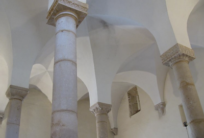 Pilliers de la synagogue de Tomar marquant le renouveau du patrimoine juif dans la ville portugaise
