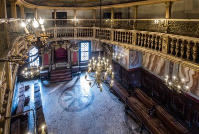 Vue du premier étage de la synagogue du Musée juif de Venise