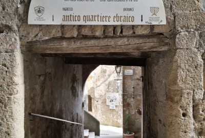 Inscription à l'entrée du ghetto de Pitigliano