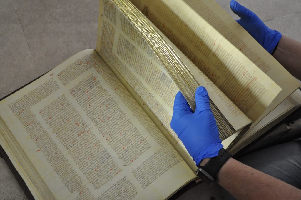 Ancienne Bible présentée au Museo Sefardi de Tolède