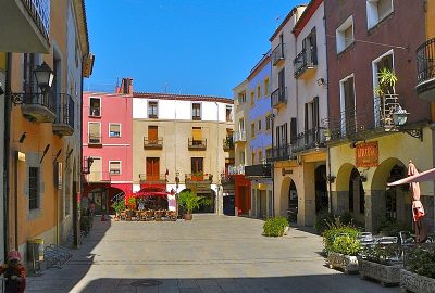 Vue d'une place centrale de la ville de Castello d'Empuries