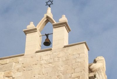 Vue extérieure du toit de la synagogue de Trani