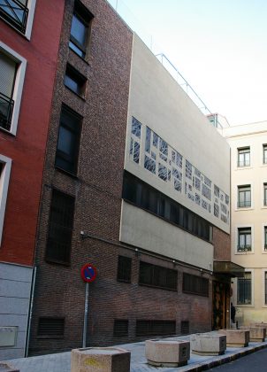Vue extérieure de l'immeuble moderne de la synagogue de Madrid