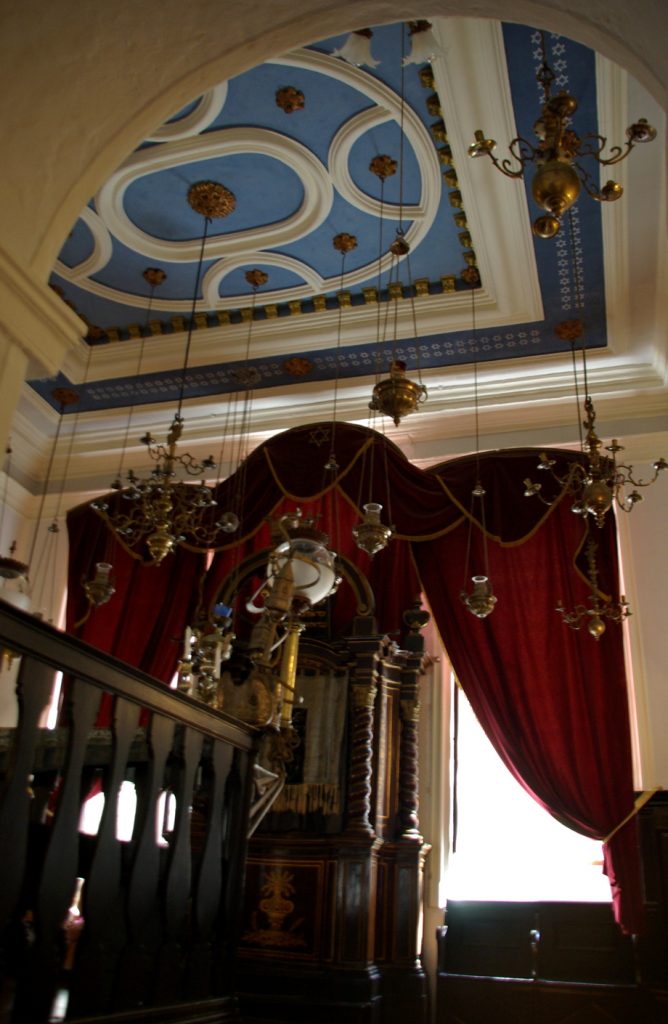 Vue inrérieure de la synagogue de Dubrovnik avec son plafond bleu