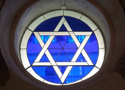 Vue intérieure des vitraux de la synagogue principale de Plzen