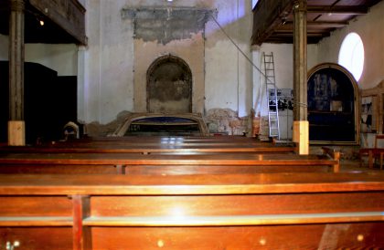 Vue intérieure des bancs de la synagogue principale de Plzen
