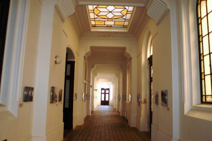 Vue intérieure des couloirs de la synagogue principale de Plzen