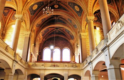 Vue intérieure du toit et des colonnes de la synagogue principale de Plzen