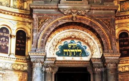 Vue intérieure de l'aron de la synagogue principale de Plzen