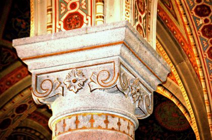 Vue intérieure d'une colonne de la synagogue principale de Plzen