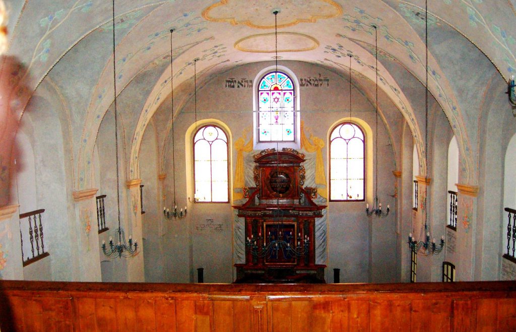 Vue intérieure de la synagogue de Kolin avec vitraux et lustres