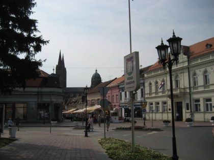 Centre-ville de Dakovo en Croatie où peu de traces de la vie juive demeurent