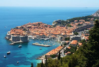 Vue aérienne du port de Dubrovnik avec sa vielle ville et remparts