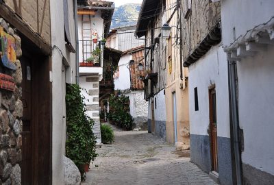 Vue d'une ruelle de la ville de Hervas