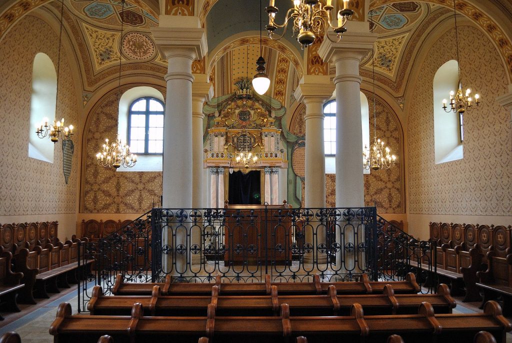 Interior de la sinagoga de Mad, con sus columnas y lámparas de araña