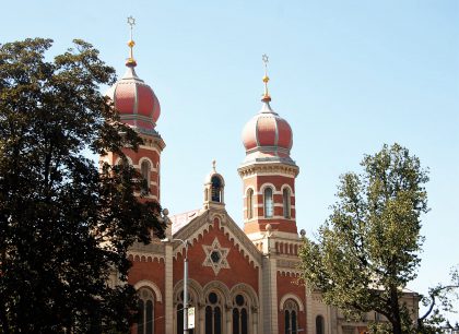 Vue extérieure de la synagogue principale de Plzen et ses deux tours