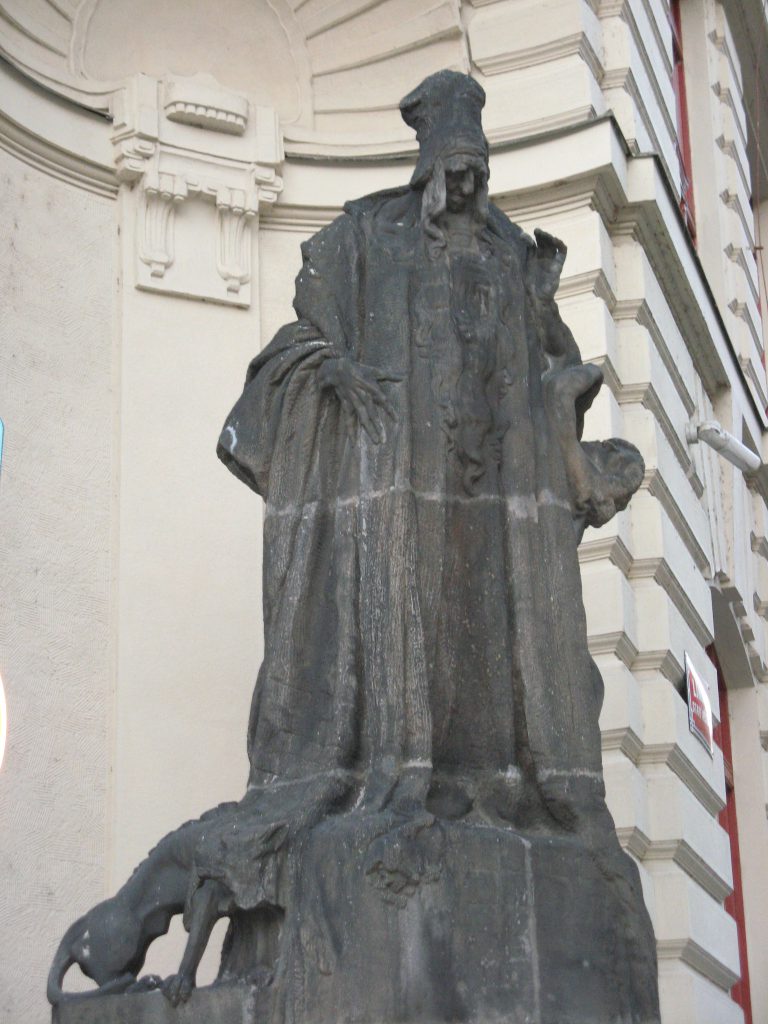 Statue de rabbin Loew se trouvant sur la mairie