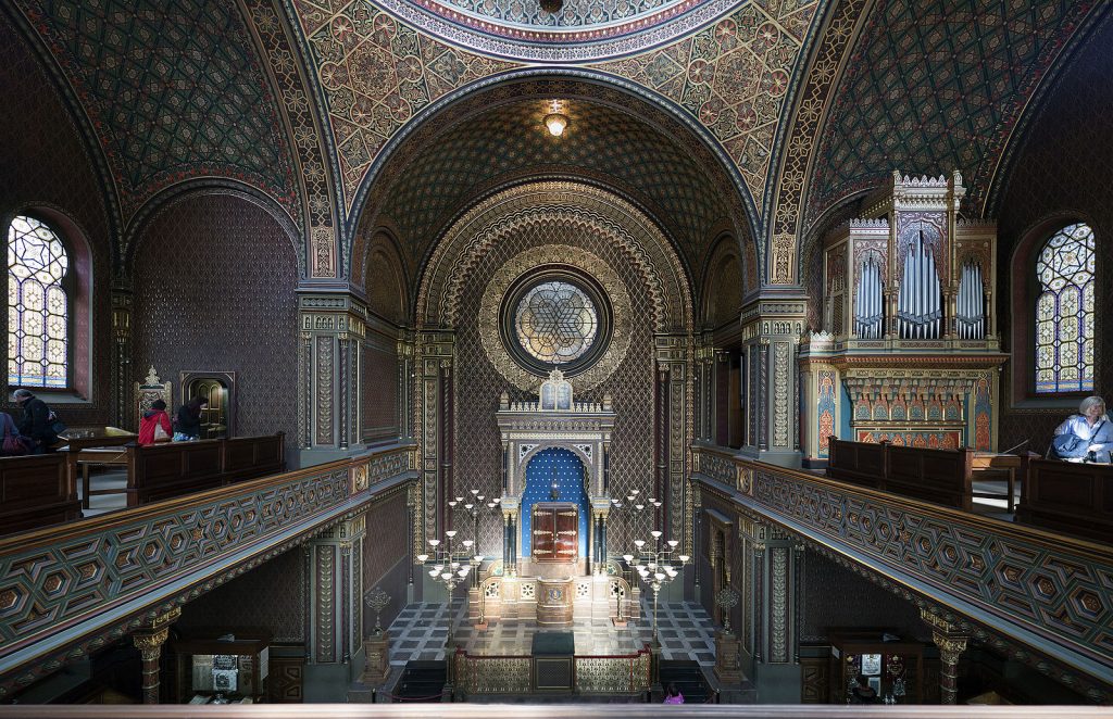 Vue intérieure de l'impressionnante synagogue espagnole de Prague avec sa magnifique décoration