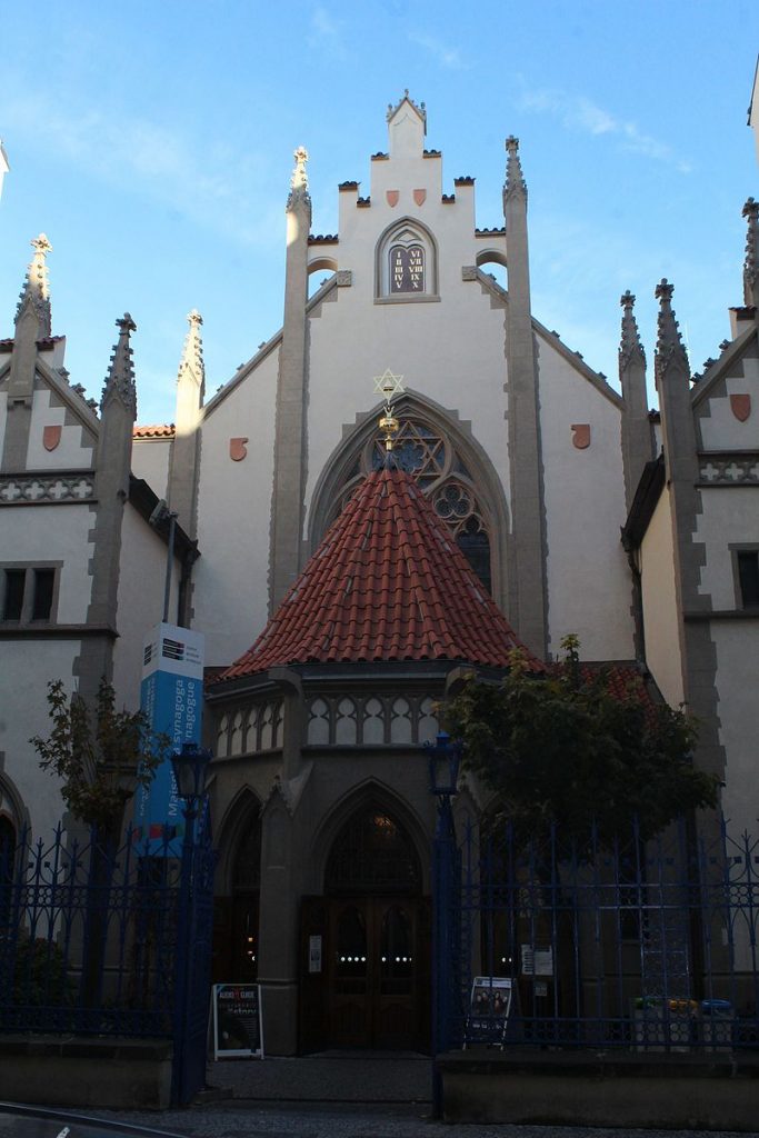 Vue extérieure de la synagogue de rague avec un petit chapiteau en guise d'entrée