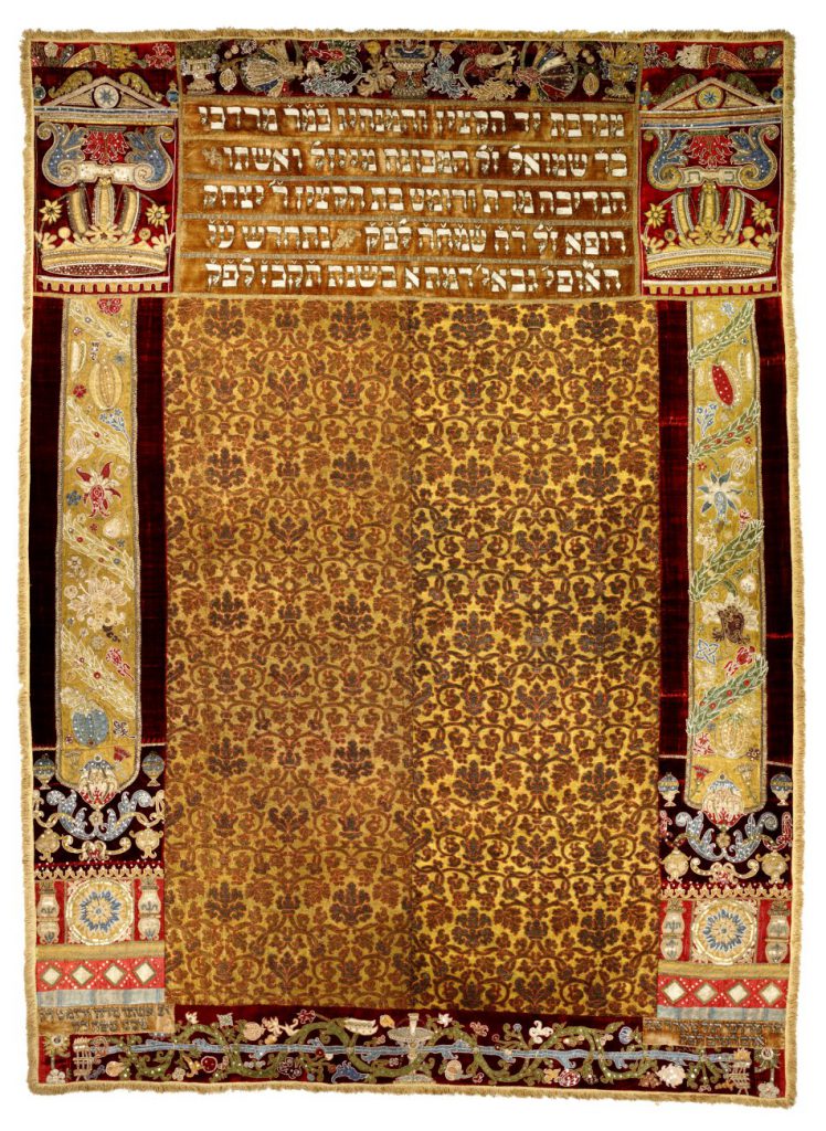 Manteau de Torah avec de nombreux symboles juifs et caractères hébraïques