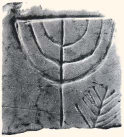 Menorah retrouvée sur un revêtement en marbre dans l'ancienne synagogue de l'Agora