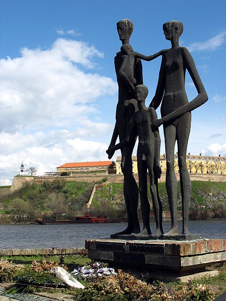 Estatua de una familia de pie, monumento conmemorativo a las víctimas de Novi Sad