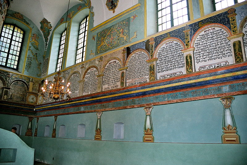 Vista interior a todo color de la sinagoga de Lancut