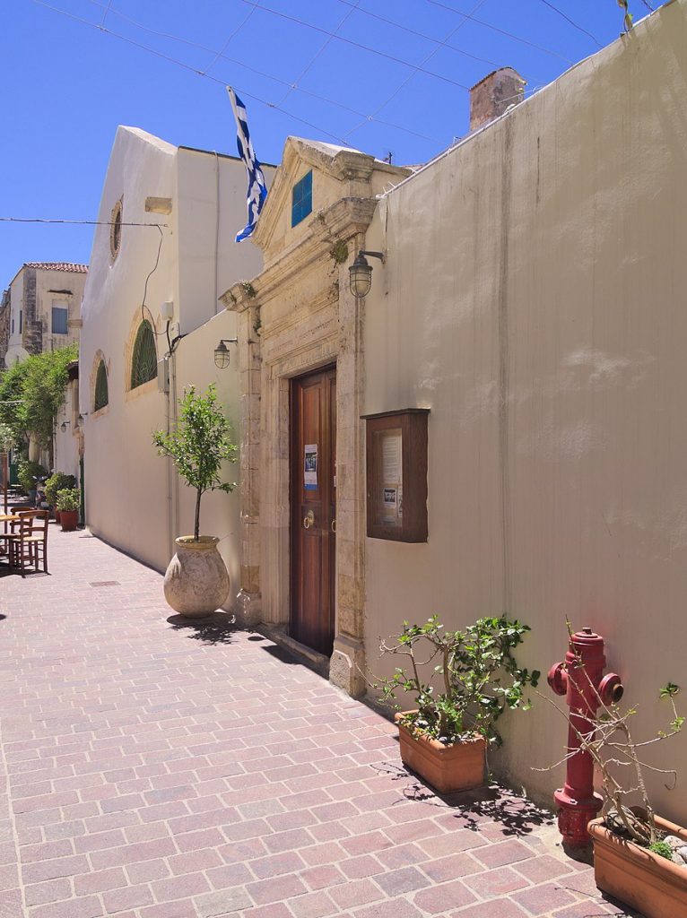 Vista exterior de la sinagoga Etz Hayim en La Canea con una bandera griega