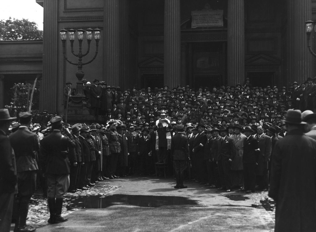 Fotografía del rabino Baruch Steinberg frente a la gran sinagoga de Tłomackie en 1924