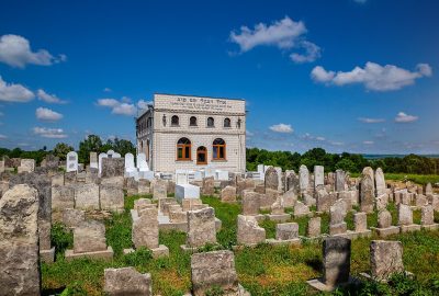 Vue de tombes et du mausolée dans le Cimetière juif de Medzyborz