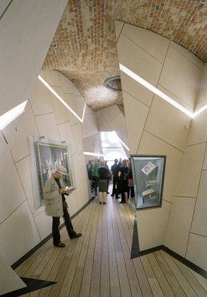 Création originale de l'architecte Daniel Libeskind au Musée juif de Copenhague célébrant le courage du peuple danois autour du thème de la mitsvah