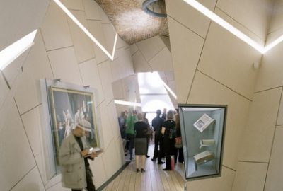 Vue intérieure du musée juif de Copenhague avec une exposition visitée