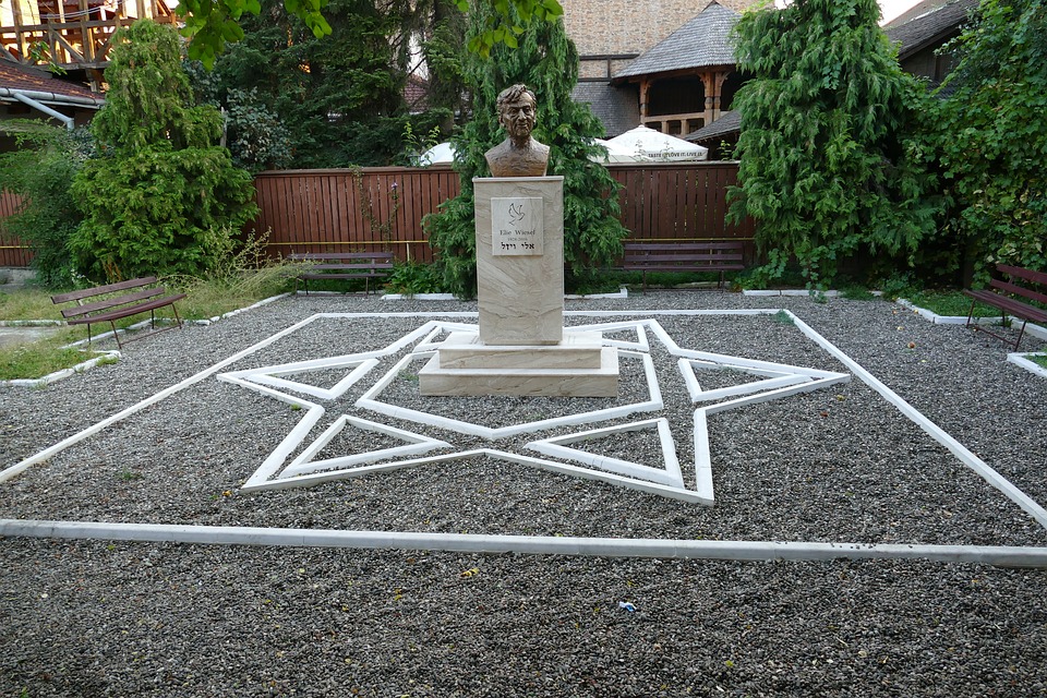 Statue du prix Nobel et auteur Elie Wiesel, honorant sa mémoire et son vécu à Sighet