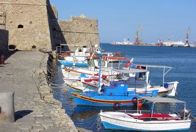 Bateaux de peche alignés dans la ville d'Heraklion en Crète