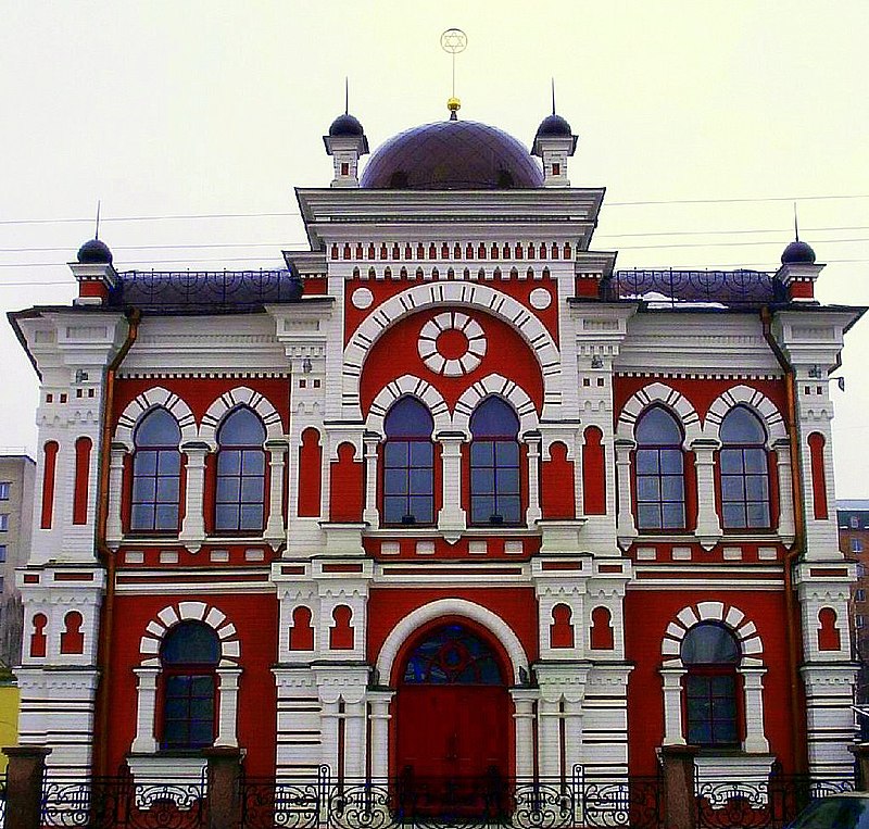 Construite en 1894-1895 par l’architecte Nikolaï Gordenine, dans le quartier du Podol, en bordure du Dniepr, la synagogue Kravtsev (dite « des tailleurs ») ne devait laisser aucun symbole du judaïsme apparaître sur sa façade.