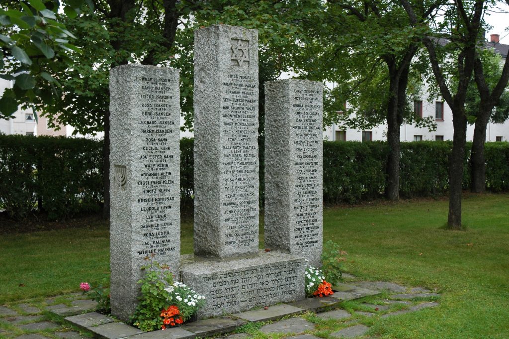 Trois colonnes sur la stèle en souvenir des juifs victimes de la Shoah en Norvège