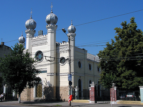 Vista exterior de la sinagoga de Cluj con sus torretas