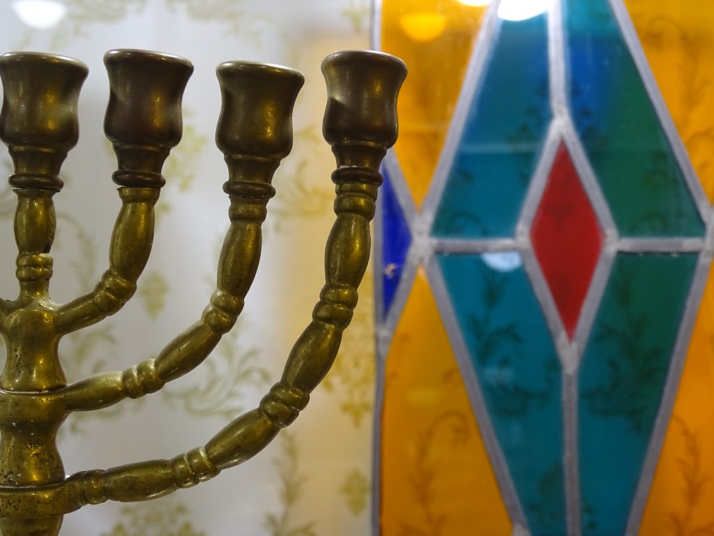 Menorah et vitraux présentés au sein du Musée juif d'Odessa