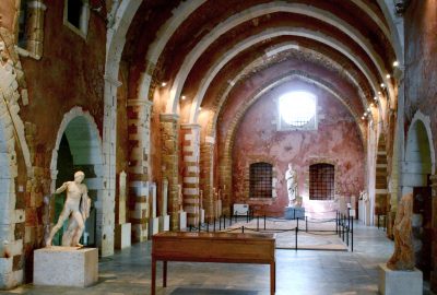 A l'intérieur du musée de La Canée avec ses statues tronant sous les arcs du toit