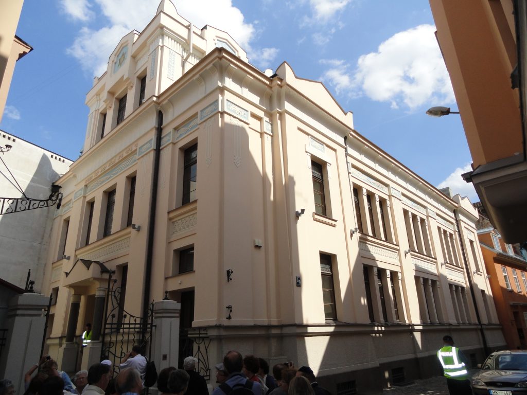 Visite de touristes à la synagogue de Riga