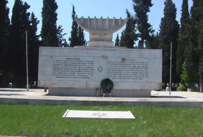 Menorah se trouvant sur le monument dédié aux victimes de la Shoah à Salonique