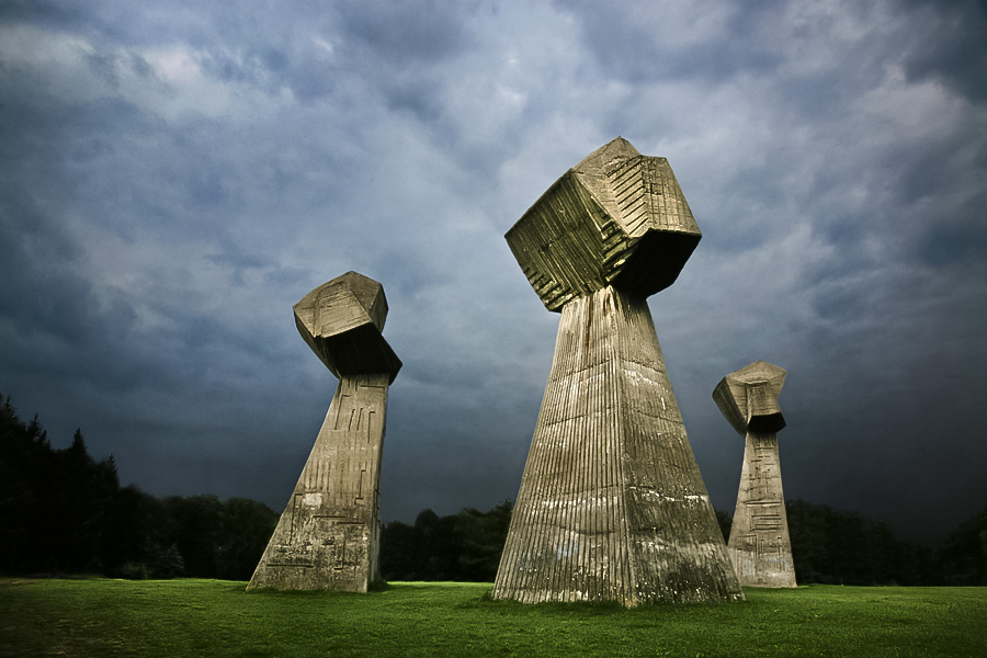 Sculpture impressionnante de trois monuments marquant le mémorial des victimes de la Shoah à Nis