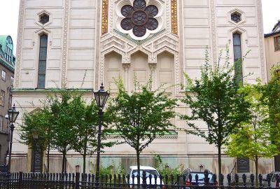 . Dans ce centre-ville, la Grande Synagogue, de rite massorti, est un bâtiment de style oriental achevé en 1870 qui peut contenir 1000 fidèles
