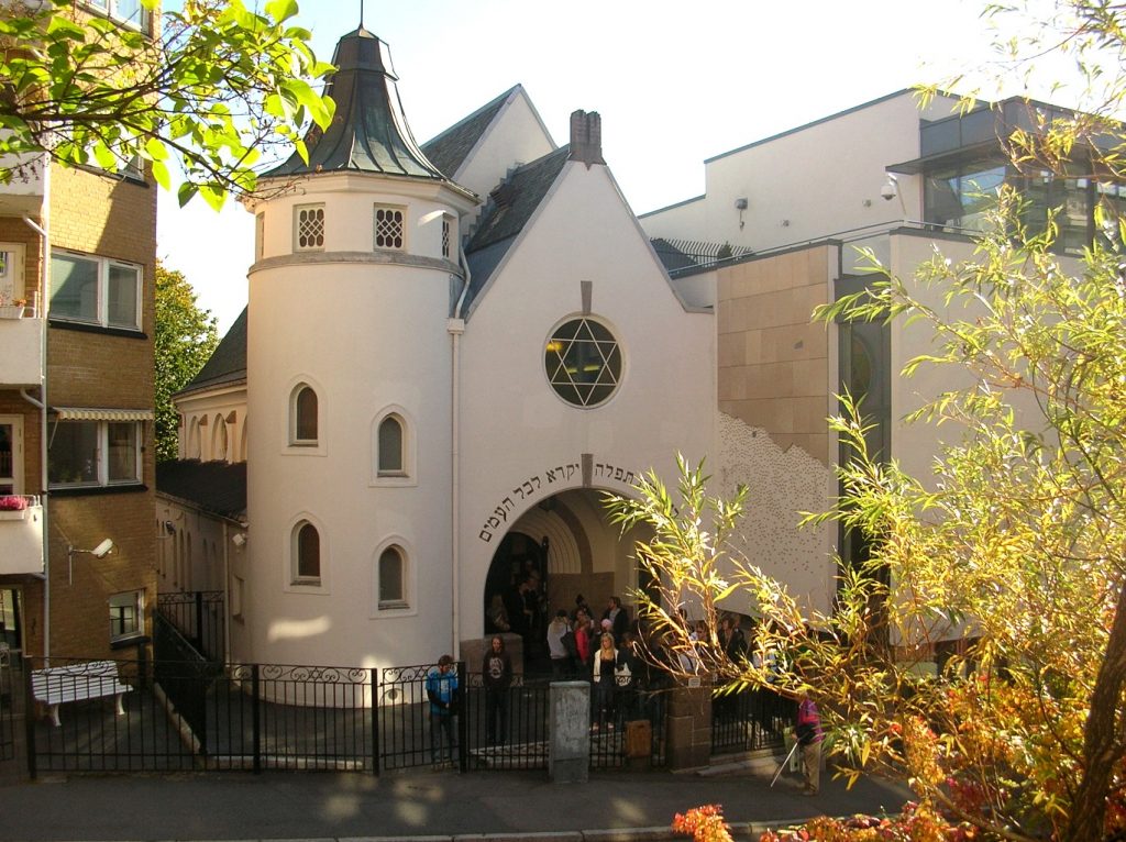 Sortie de prières à la synagogue d'Oslo en Norvège