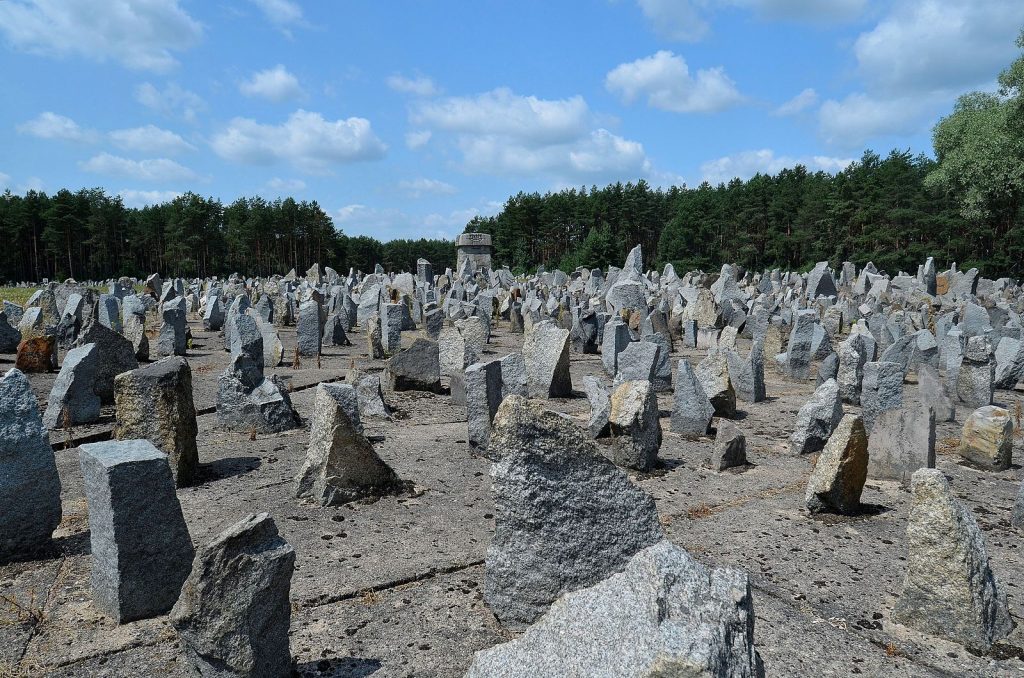 Mémorial de Treblinka avec ses nombreuses pierres