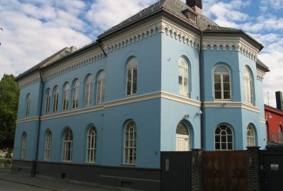 Immeuble bleu abritant la synagogue et le musée juif de Trondheim