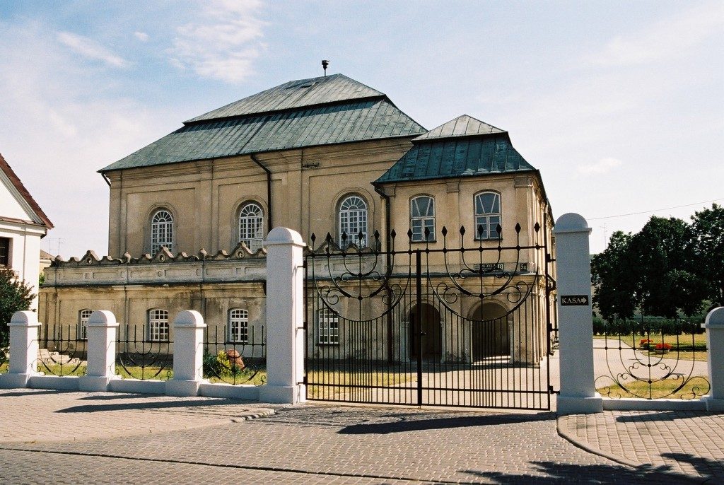 Vista exterior de la sinagoga de Wlodawa con sus menorás en la entrada