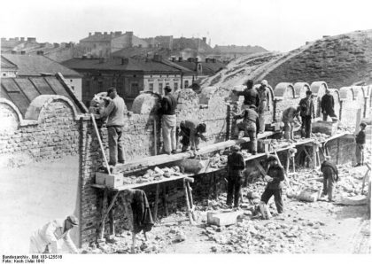 La construction du mur du ghetto de Cracovie en 1941