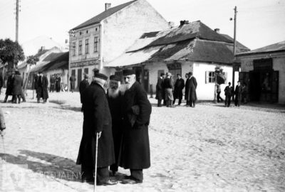 Photo de vieux juifs discutant dans la rue