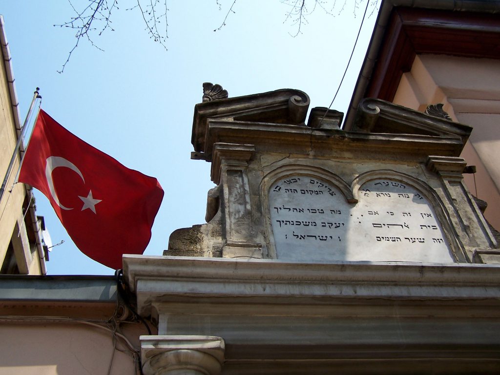 Vue extérieure de la synagogue Beth Yaacov avec un drapeau turc dessus